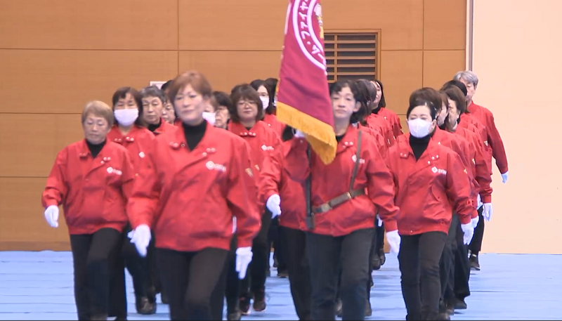 写真:ホームファイヤーズモニタークラブの行進の様子