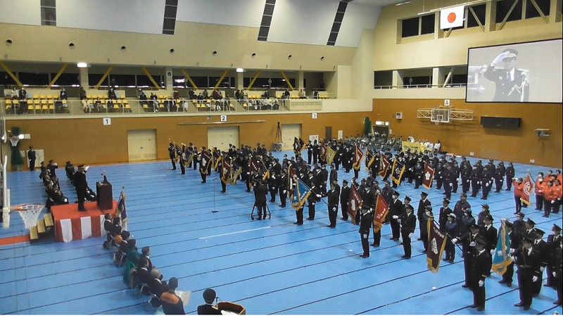 写真:敬礼時の会場全体の様子