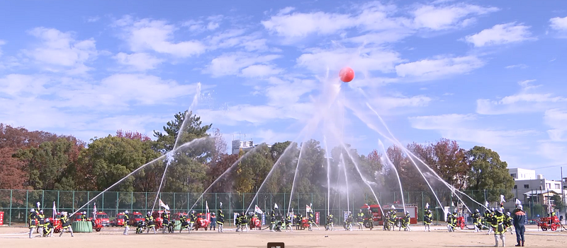 写真:消防団一斉放水の様子