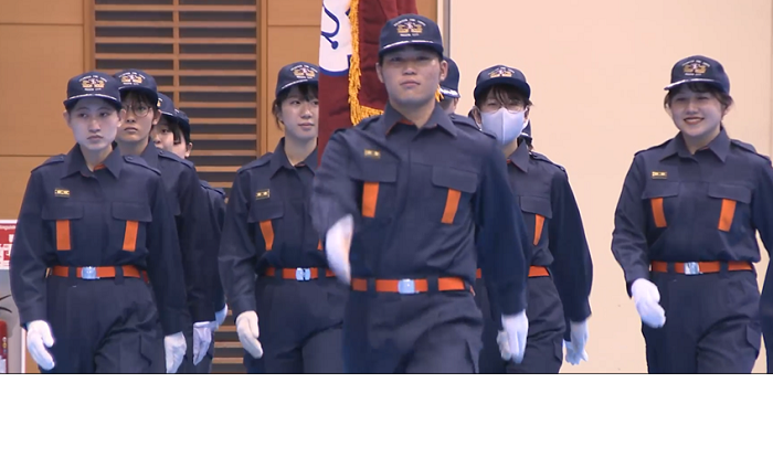 写真:大学生消防団の行進の様子