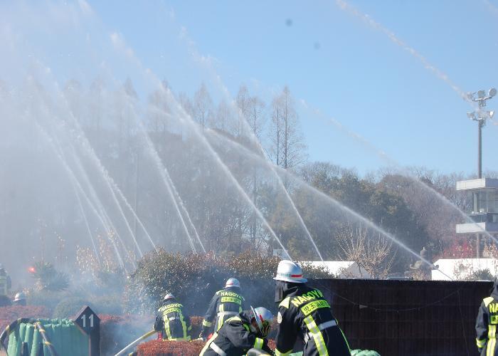 写真:一斉放水の様子