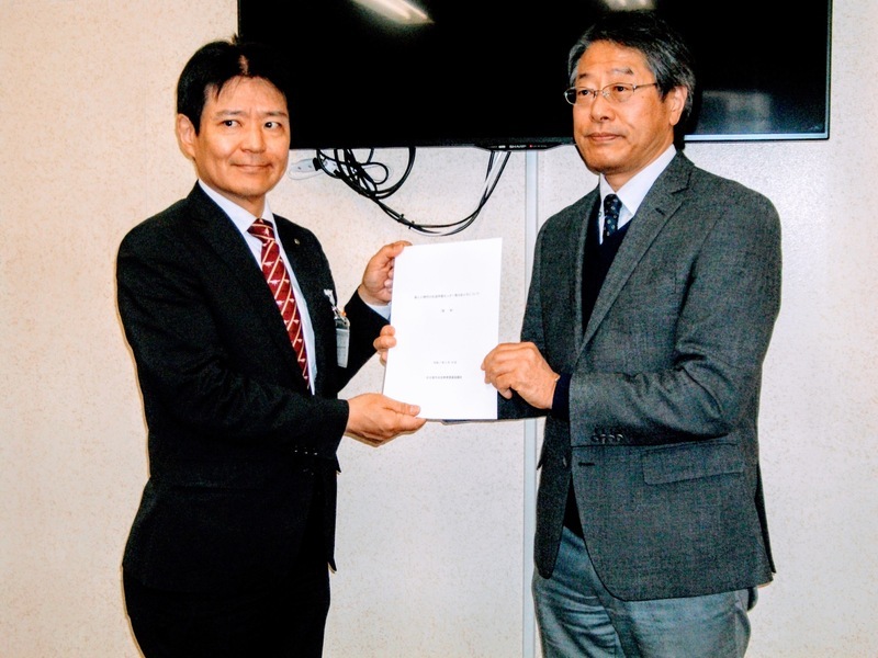 名古屋市社会教育委員協議会会長が、教育長に、答申を手渡しています。