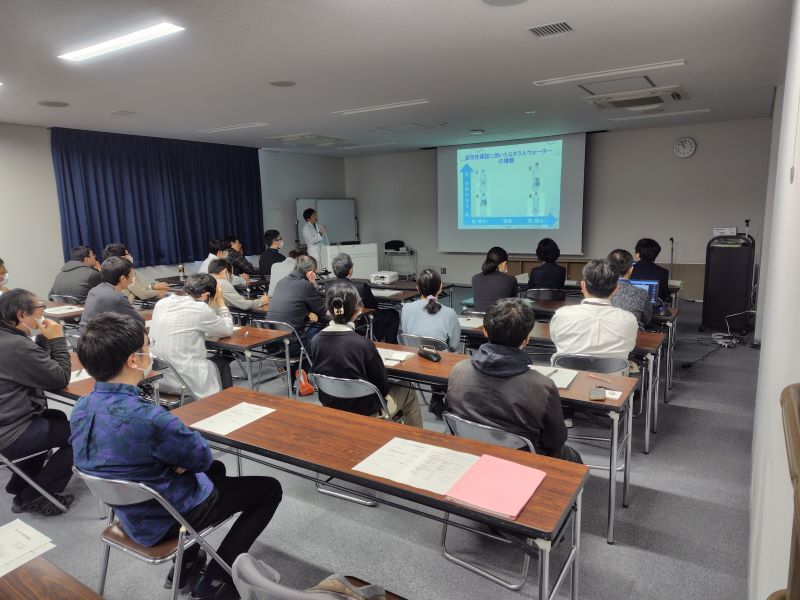 写真:令和6年度の所内研究発表会の様子です。