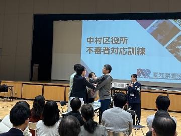 写真：暴力等への対応訓練の様子