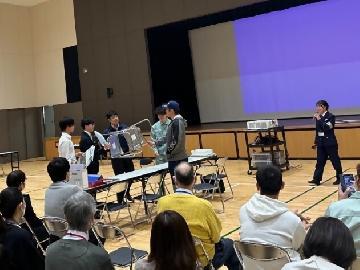 写真：刃物等への対応訓練の様子1