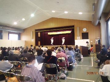 写真:活動発表の様子(体育室)