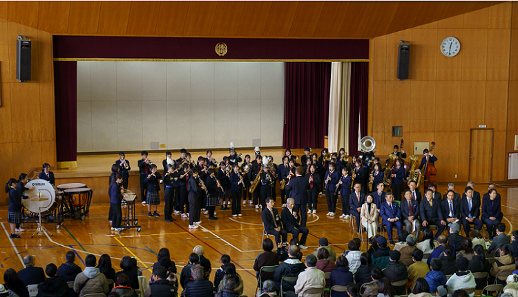 写真：めい冬（とう）フェスティバルオープニングセレモニーでの演奏の様子