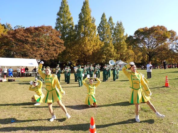 写真：ポッカレモン消防音楽隊の演奏・演技の様子です。