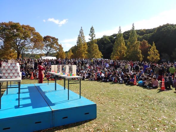 写真：お楽しみ抽選会がはじまる様子