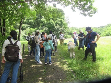 写真:自然観察指導員によるネイチャーゲーム