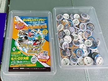 写真:チラシと缶バッチ