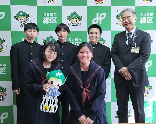写真:生徒と区長