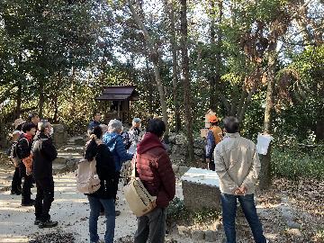 写真：本丸跡に建つ八幡社