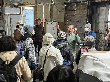 写真：酒蔵見学での説明