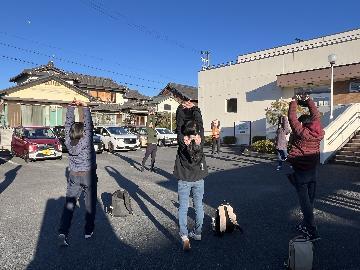 写真：ウオーキング終了後のストレッチ