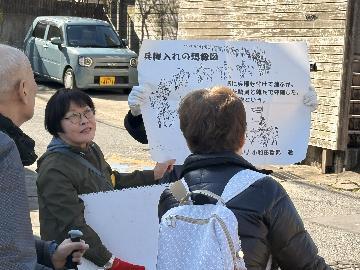 写真：当時の兵糧入れについて説明