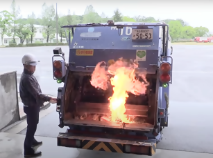 電池の発火実験の様子の写真