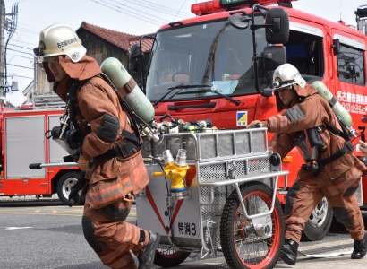写真：特別消防救助隊員（第三庁舎）