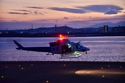 夕暮れに着陸する消防ヘリの写真