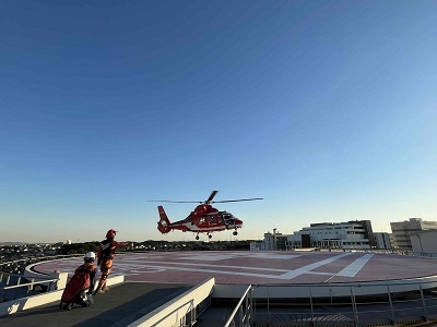 ヘリポートに着陸する消防ヘリの写真