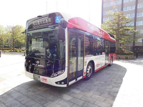 写真:試行導入された燃料電池バス