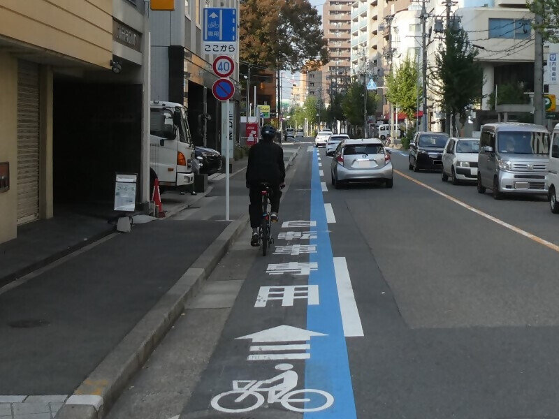 写真:自転車専用レーンを走る自転車