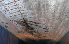 橋りょうの床版損傷状況の写真