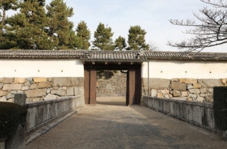 写真:本丸表二之門