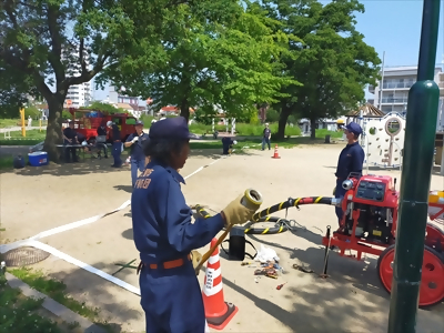 写真:ホースを可搬式ポンプに結合しようとしているところです 【消防団の記録】米野消防団 2024年7月7日