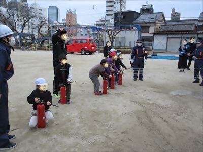 写真:消火器の取り扱いの様子です 【消防団の記録】牧野消防団 2024年2月3日