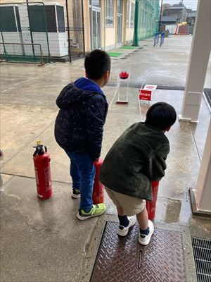 写真:消火器体験の様子です。 【消防団の記録】中村消防団 2024年3月23日