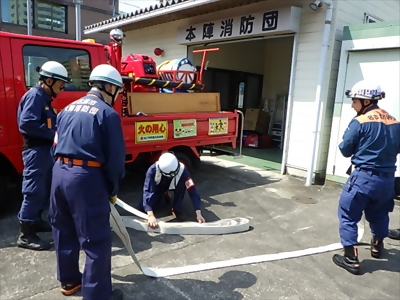 写真:ホースを展開後、元の状態に戻しています。 【消防団の記録】本陣消防団 2024年4月14日