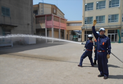 写真:放水しています。 【消防団の記録】中村消防団 2024年4月14日