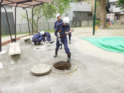 写真:管そうを防火水槽に向けています。 【消防団の記録】亀島消防団 2024年4月14日