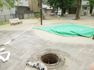 写真:防火水槽の傍にホースと管そうが配置されています。 【消防団の記録】亀島消防団 2024年4月14日