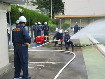 写真:噴霧注水をしています。 【消防団の記録】中村消防団、豊臣消防団 2024年5月19日