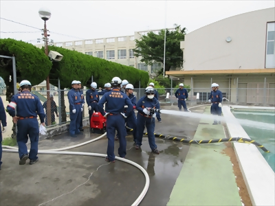 写真:ストレート注水をしています。 【消防団の記録】中村消防団、豊臣消防団 2024年5月19日