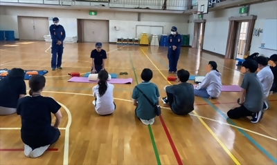 写真:救急講習を受けています。 【消防団の記録】中村消防団 2024年5月30日