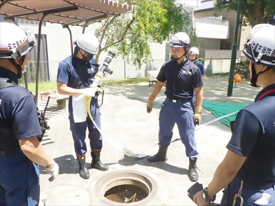 写真:管そうとホースの結合を確認しています。 【消防団の記録】亀島消防団 2024年7月7日