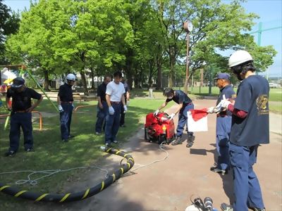 写真:可搬式ポンプの操作方法を確認しています。 【消防団の記録】諏訪消防団 2024年7月7日