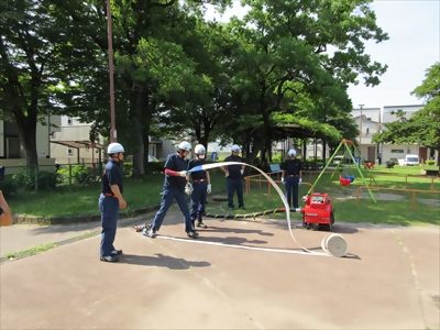 写真:可搬式ポンプに結合するためにホースを延長しています 【消防団の記録】諏訪消防団 2024年7月7日