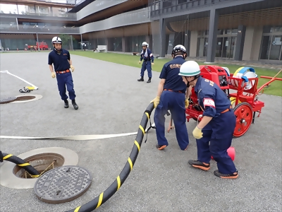 写真:可搬式ポンプにホースを接続しています 【消防団の記録】本陣消防団 2024年7月14日