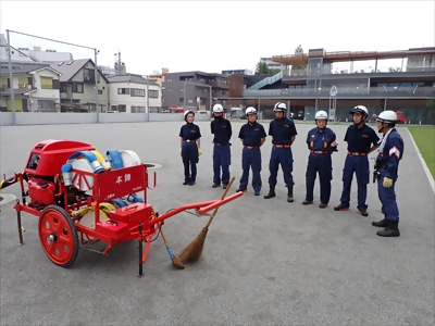 写真:可搬式ポンプの前に整列しています 【消防団の記録】本陣消防団 2024年7月14日