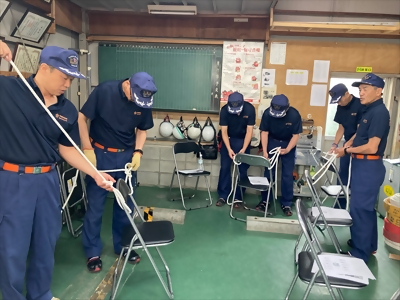 写真:もやい結びをつくっています 【消防団の記録】中村消防団 2024年7月14日