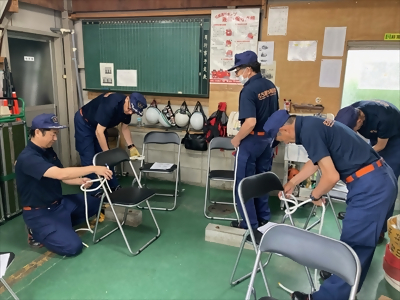 写真:巻き結びをつくっています 【消防団の記録】中村消防団 2024年7月14日