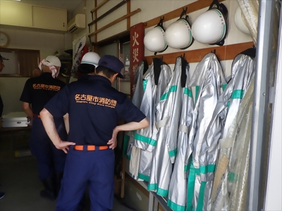 写真:防火衣、防火帽及びとび口が壁に掛けられています 【消防団の記録】日比津消防団 2024年7月21日