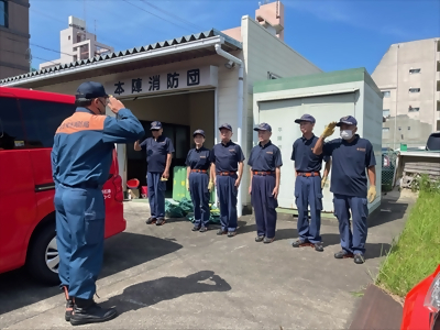 写真:敬礼しています 【消防団の記録】本陣消防団 2024年7月21日