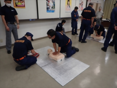 写真:人形に胸骨圧迫を行っています 【消防団の記録】日吉消防団 2024年7月21日