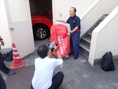 写真:スタンドパイプ初期消火資器材について説明しています 【消防団の記録】米野消防団 2024年7月23日