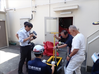 写真:消火栓ねじ回しを使用しています 【消防団の記録】米野消防団 2024年7月23日